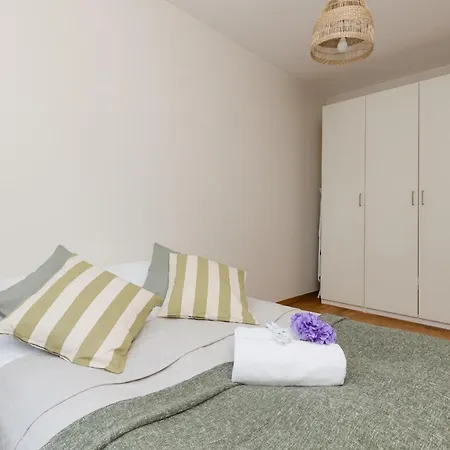 Bobrowiecka By Renters Apartman *